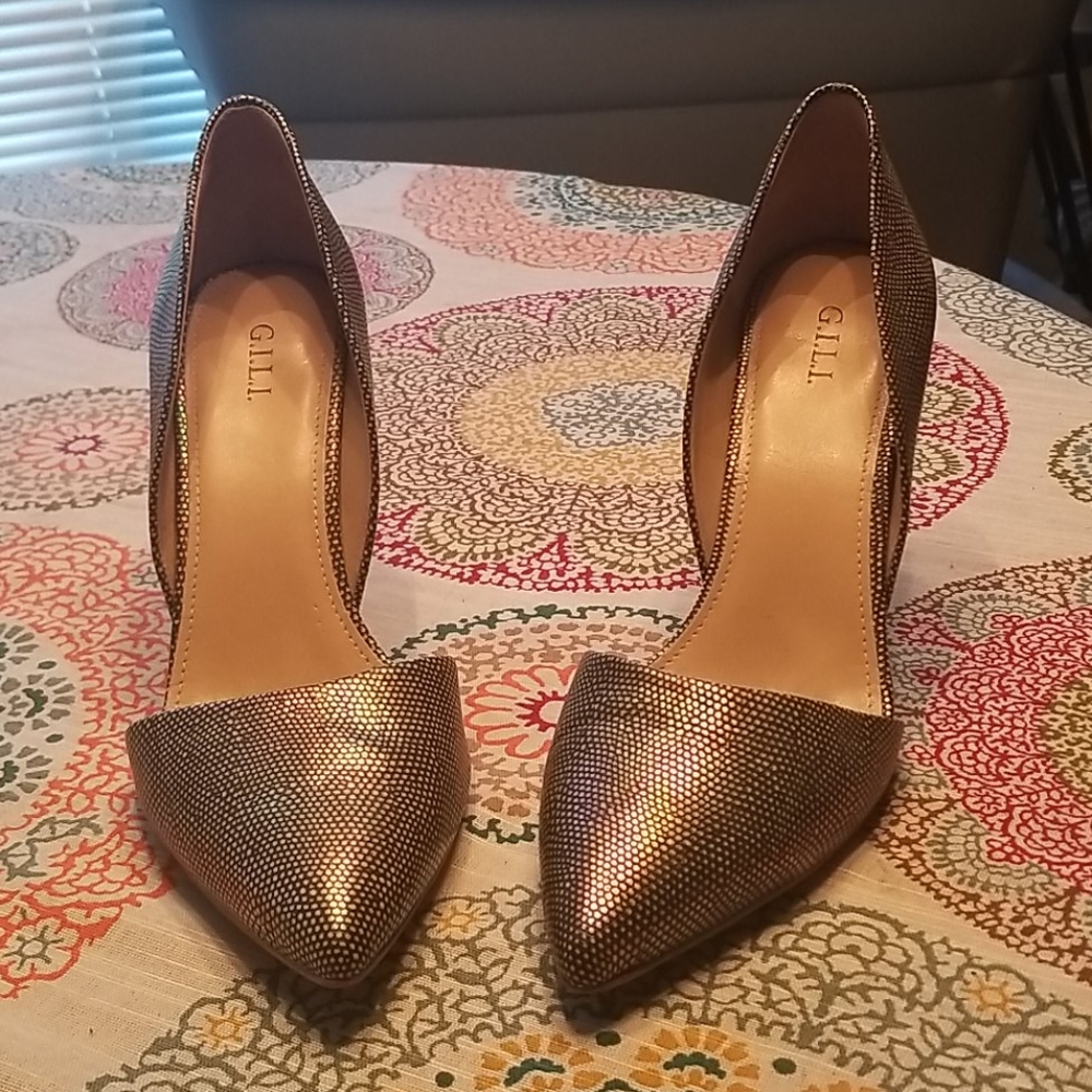 G.I.L.I. gorgeous small polka dot silver pumps